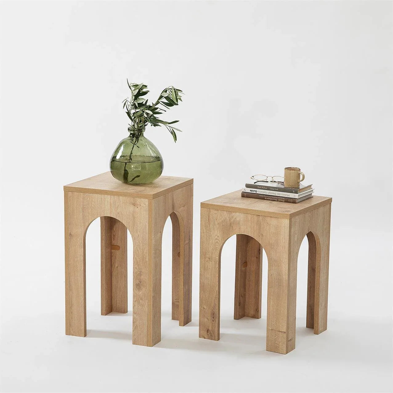 ROSA 2-piece side table set with light wood finish, square tops and arch cutouts